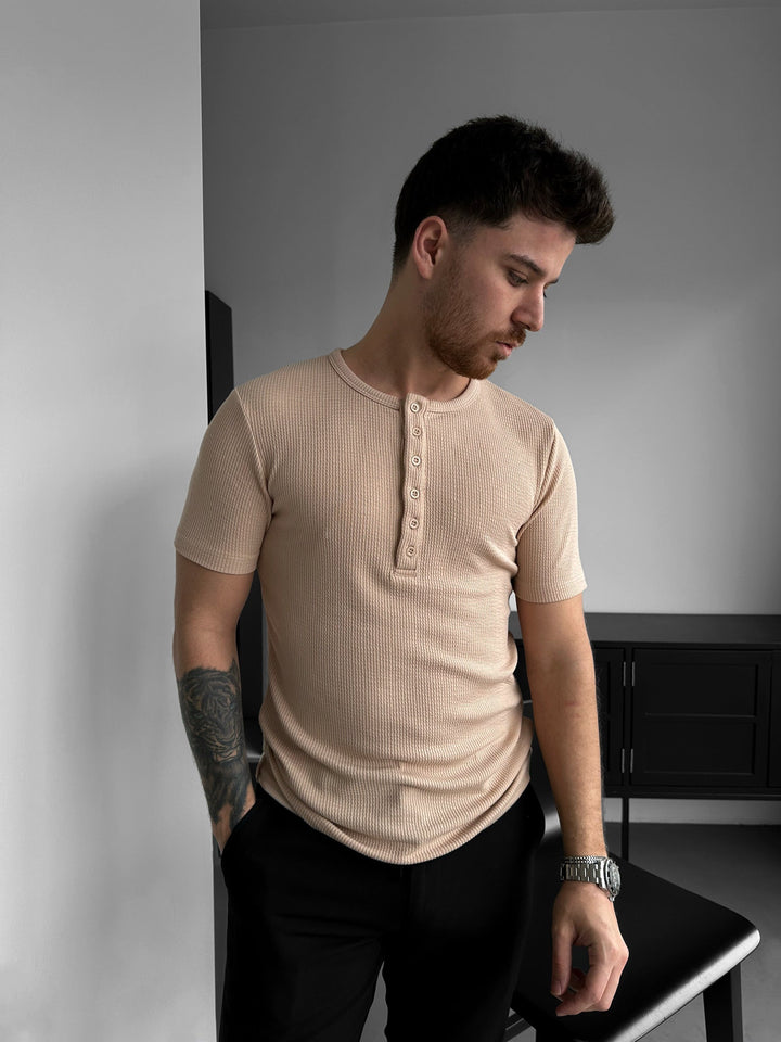 Lieknas T-shirt su mygtukais - Kreminis