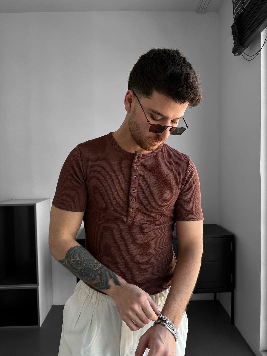 Lieknas T-shirt su mygtukais - Rudas
