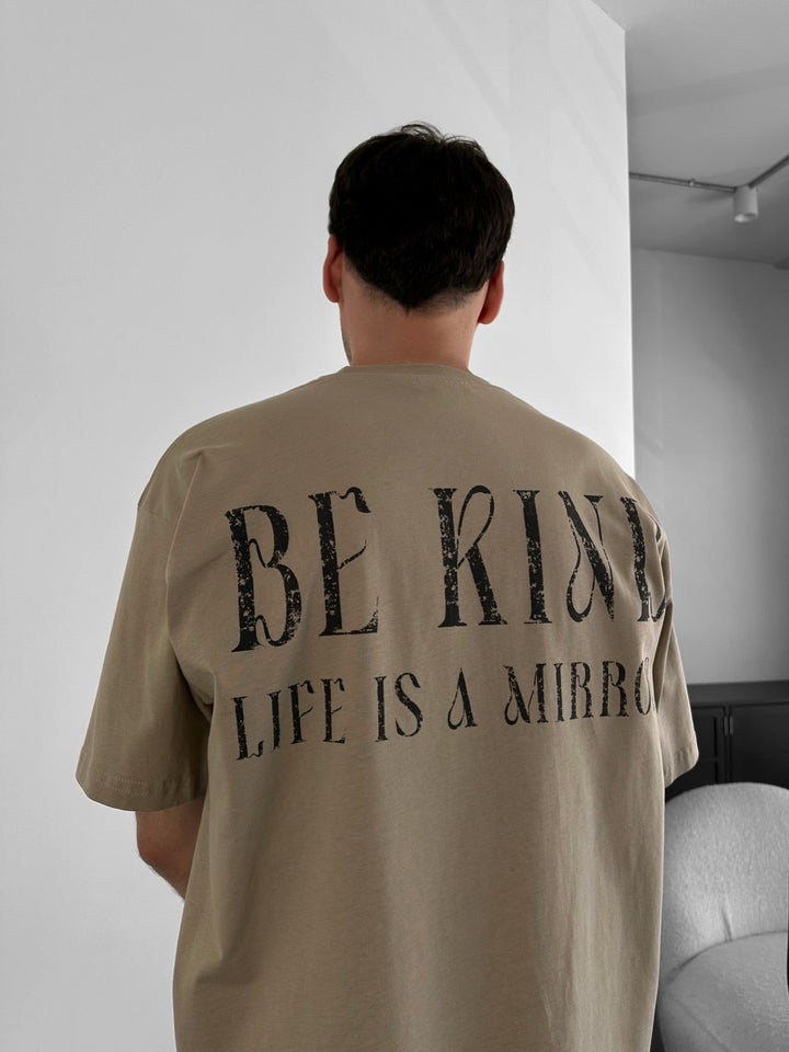 Per didelis Be Kind marškinėliai - Akmens