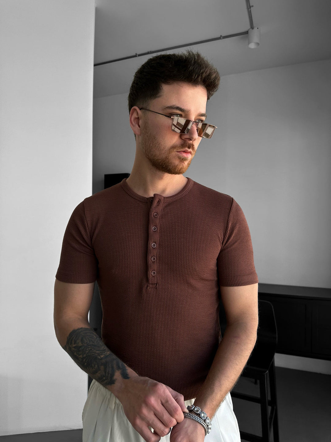 Lieknas T-shirt su mygtukais - Rudas